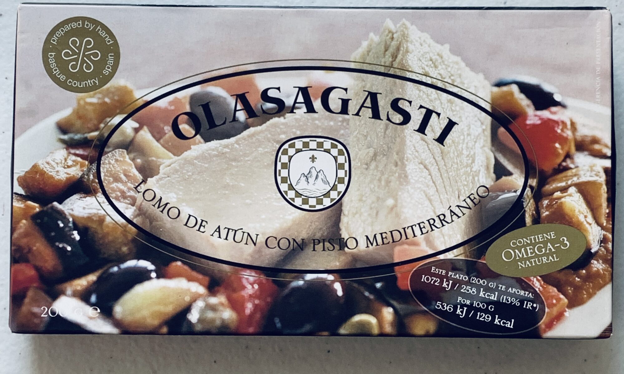 Image of the front of a package of Olasagasti Lomo de atún con pisto mediterráneo (Tuna Fillet with Mediterranean Ratatouille (Pisto))