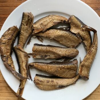 Image of the plated contents of a tin of Riga Gold Smoked Sprats in Oil 16/20, 240G