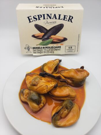Image of Espinaler premium mussels 6/8 on plate with box