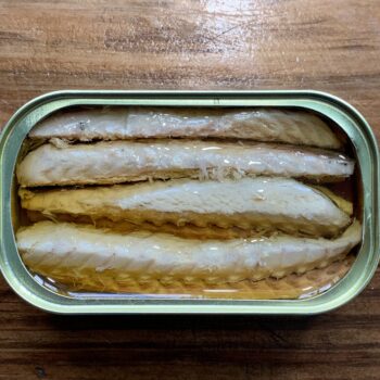 Image of an open tin of Nuri Spiced Mackerel Fillets in Olive Oil