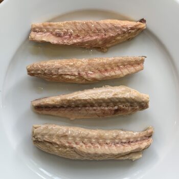 Image of the plated contents of a tin of Nuri Spiced Mackerel Fillets in Olive Oil