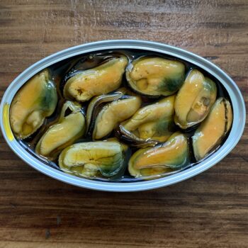 Image of an open tin of Ramón Peña Spicy Mussels with Garlic and Chilli Pepper 16/20, Silver Line