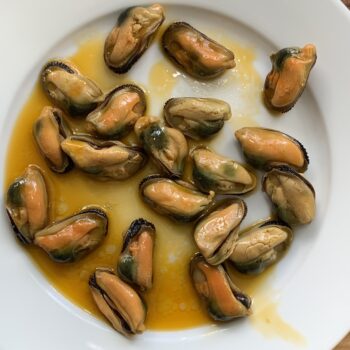 Image of the plated contents of a tin of Ramón Peña Spicy Mussels with Garlic and Chilli Pepper 16/20, Silver Line