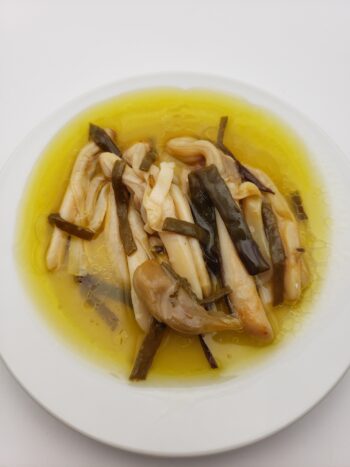 Image of Porto Muinos razor clams with sea spaghetti on plate