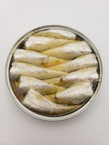 Image of Real Conservas sardinillas with lemon open tin close up