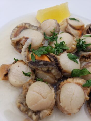 Image of Real Conservas variegated scallops close up view