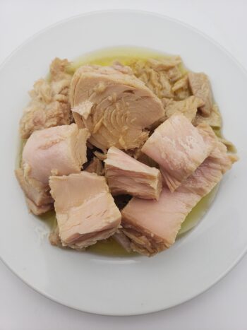 Image of Les Mouettes d'arvour tuna in olive oil on plate