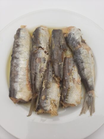 Image of Pollastrini vintage 2020 sardines in olive oil on plate