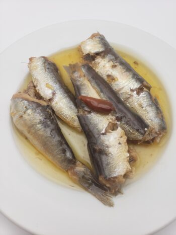 Image of Pollastrini vintage 2020 spicy sardines on plate