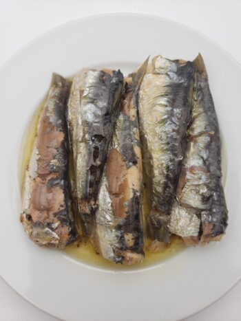 Image of Les Mouettes d'arvour vintage sardines saison 2021 on plate