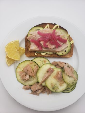 Image of MInerva ventresca de atum em azeite on toast and in a zucchini salad