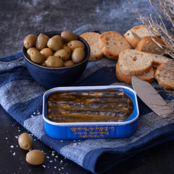 Image of an open tin of Ferrigno Les Belles de Marseille Les Pitchounettes (Small Sardines) in Extra Virgin Olive Oil