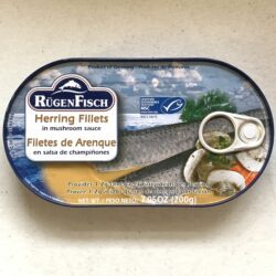 Image of the front of a tin of Rügen Fisch Herring Fillets in Mushroom Sauce