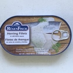 Image of the front of a tin of Rügen Fisch Herring Fillets in Dill-Herb Sauce