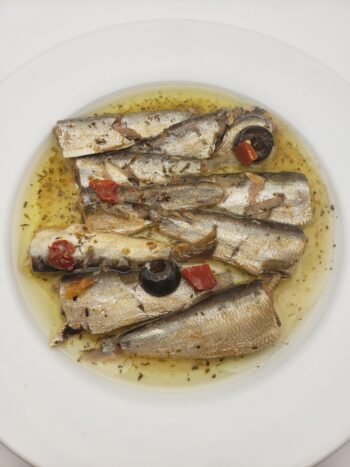 Image of the plated contents of a tin of Ocean's Brisling Sardines (Sprats) Mediterranean