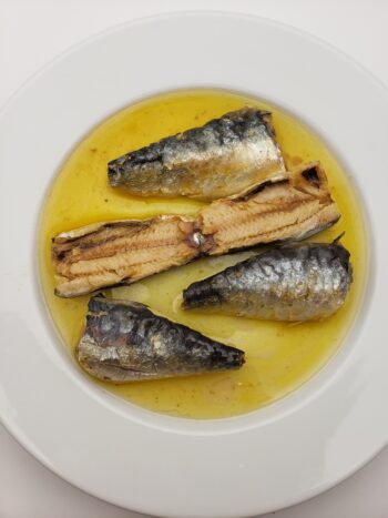 Image of Albert Menes boneless sardines on plate and bisected
