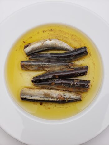 Image of Ati Manel garfish in olive oilon plate with oil