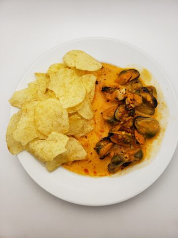 Image of Ati Manel spicy mussels in escabeche plated with potato chips