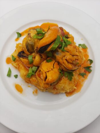 Image of Conservas de Cambados mussels 4/6 plated with mashed potatoed and parsley