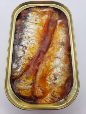 Image of Pinhais sardines in spiced tomato sauce open tin view