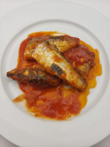 Image of Pinhais sardines in tomato sauce on plate