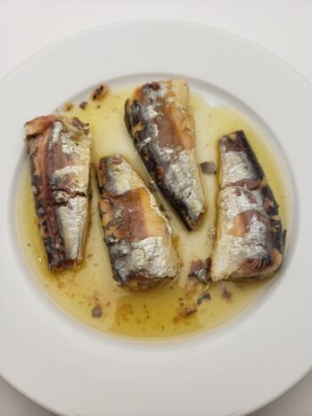 Image of Pinhais sardines in olive oil on plate