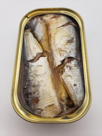 Image of Pinhais spiced sardines open tin