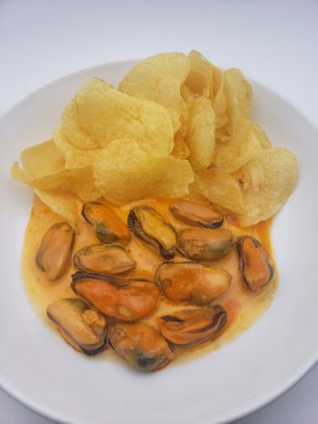 Image of Real Conservas mussels in escabeche 1920 on plate