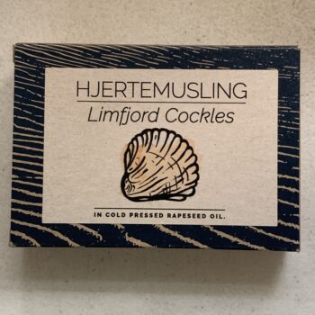 Image of the front of a package of Fangst Limfjord Hjertemusling (Cockles) in Cold Pressed Rapeseed (Canola) Oil