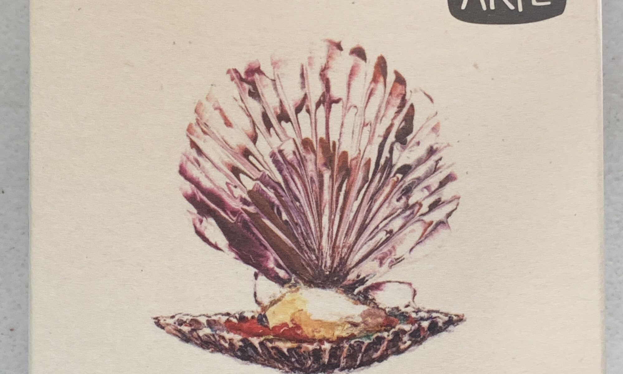 Image of the front of a package of Ar de Arte Small Scallops in Vieira Sauce 12/16, Fernando Rei Edition