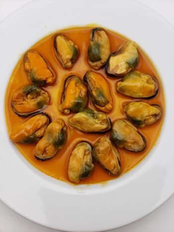 Image of Real Conservera mussels 1920 on plate