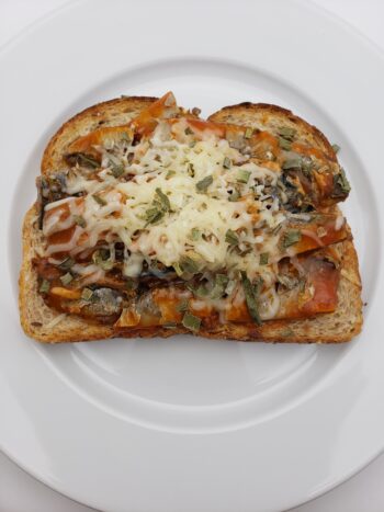 Image of Appel herring in tomato sauce on toast with melted cheese