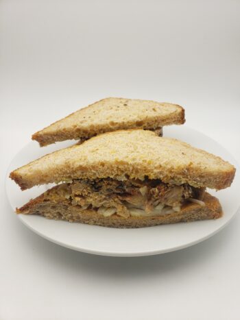 Image of Sunnmore peppered mackerel on grain bread with onions