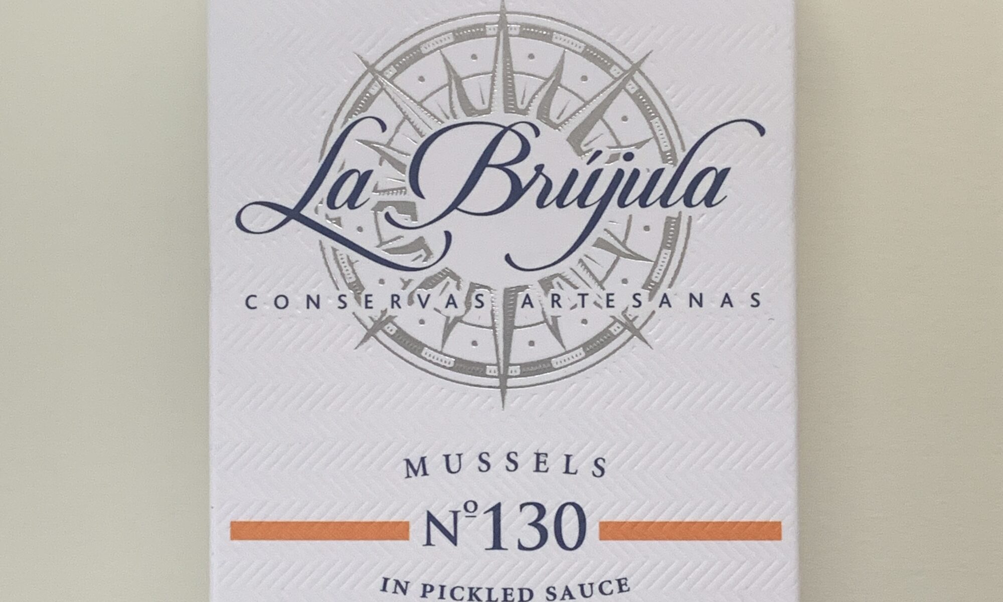 Image of the front of a tin of La Brújula Mussels in Pickled Sauce (Mejillones in Escabeche) 16/20 No. 130