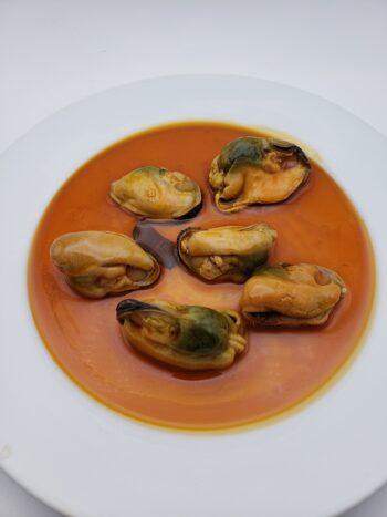 Image of Espinaler mussels 8/10 on plate